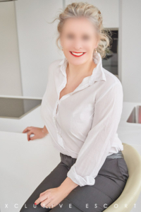 Escort Dame Model Eve by Escort Hamburg in casuel Dress