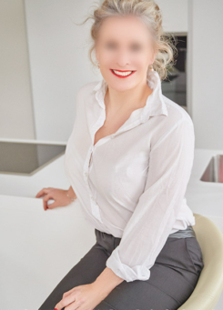 Escort Dame Model Eve by Escort Hamburg in casuel Dress